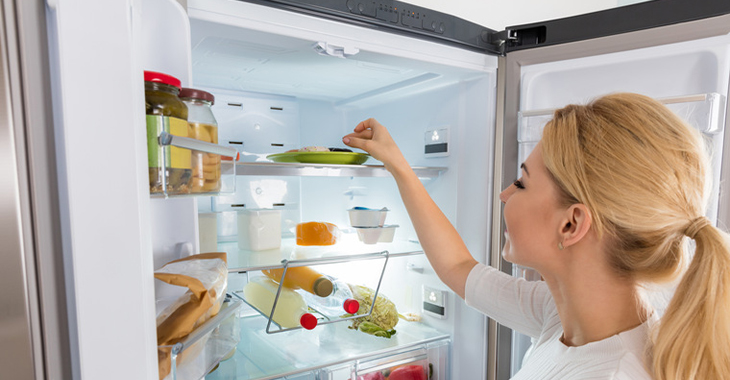 Сравнение стеклянных и пластиковых полок в холодильнике